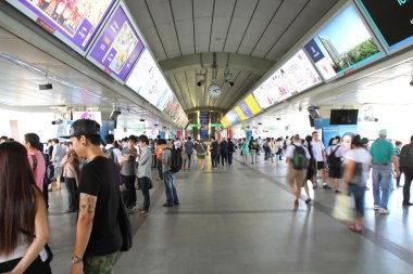 insanlar gökyüzü tren istasyonunda
