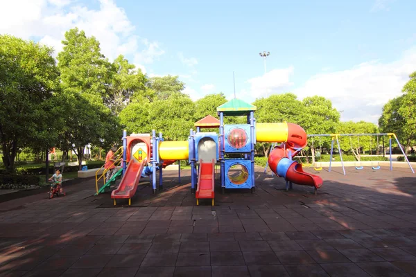 Kinder spielen auf dem Spielplatz — Stockfoto