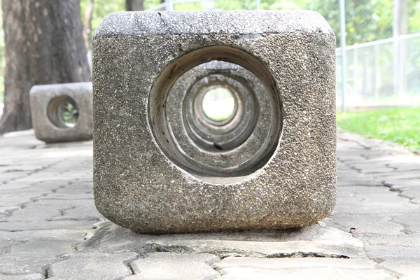 石头坐在公园 — 图库照片