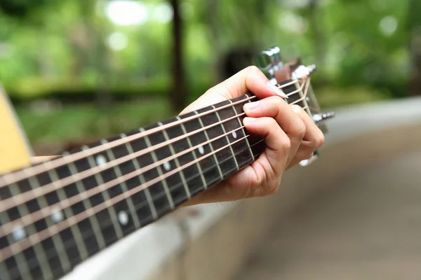 Playing the guitar — Stock Photo, Image