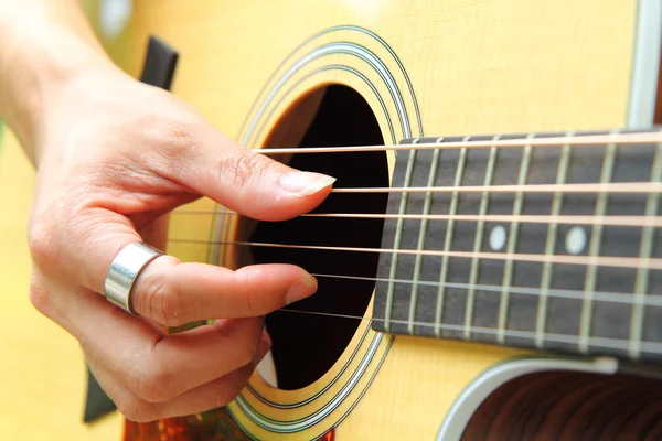 指弾きアコギ ギター — ストック写真