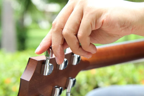 ギターの弦をチューニング — ストック写真