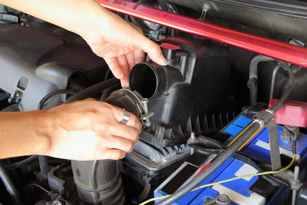 araba Hava filtre kutusunu açmak