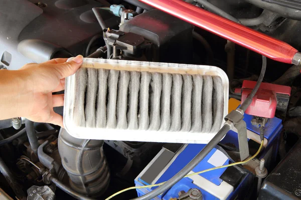 Remove air filter of car — Stock Photo, Image