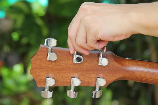 Gitar telleri ayarlama — Stok fotoğraf