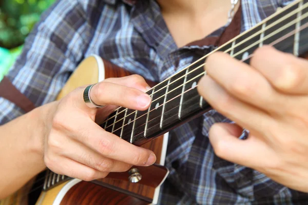 ギターの指板にタップ テクニック — ストック写真