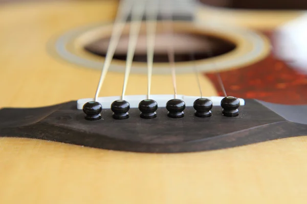 Close-up van de brug van akoestische gitaar — Stockfoto