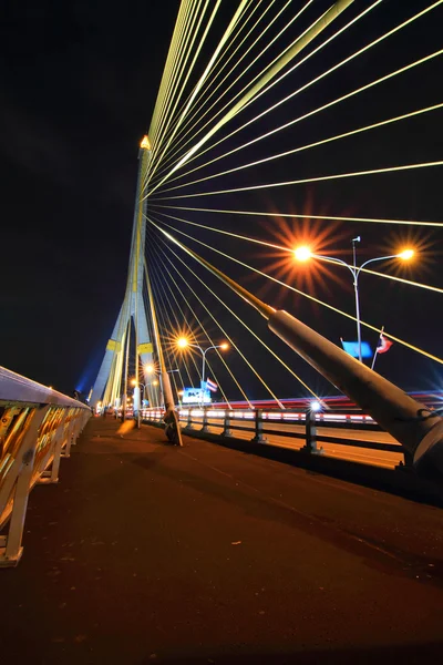Движущийся свет на мосту — стоковое фото