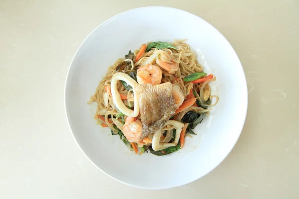 Пряная смесь спагетти и морепродуктов — стоковое фото