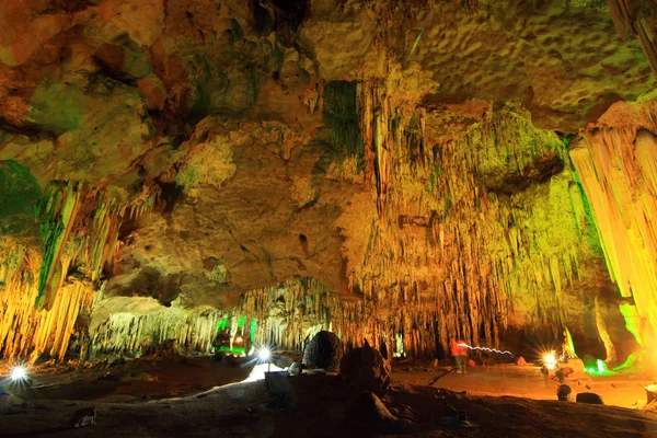 W jaskini sopleńca i stalagmit — Zdjęcie stockowe