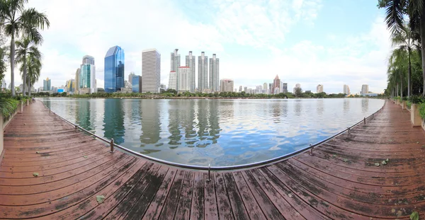 180 grados panorama del lago en la ciudad —  Fotos de Stock