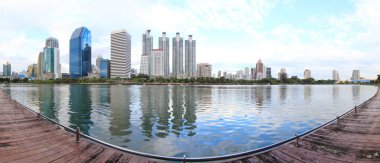 Göl şehirde Panorama yansıması