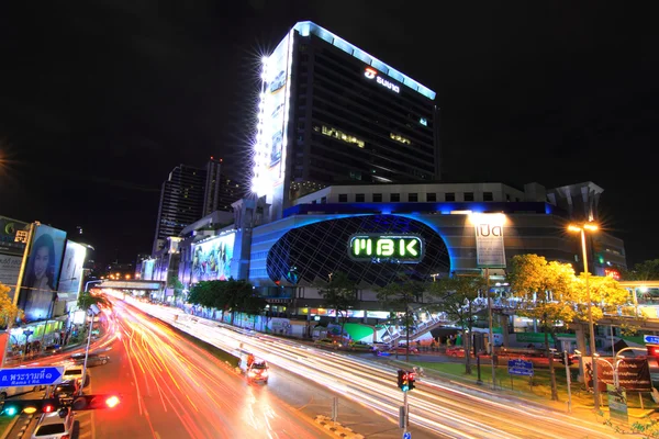 Mbk ショッピング センター、タイでのトラフィックの光をぼかし — ストック写真
