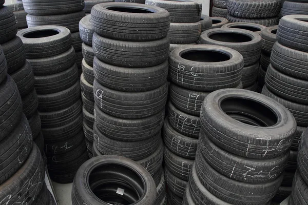 Neumáticos viejos en el almacén —  Fotos de Stock