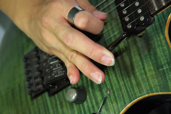 Tocando el floydrose de la guitarra eléctrica —  Fotos de Stock