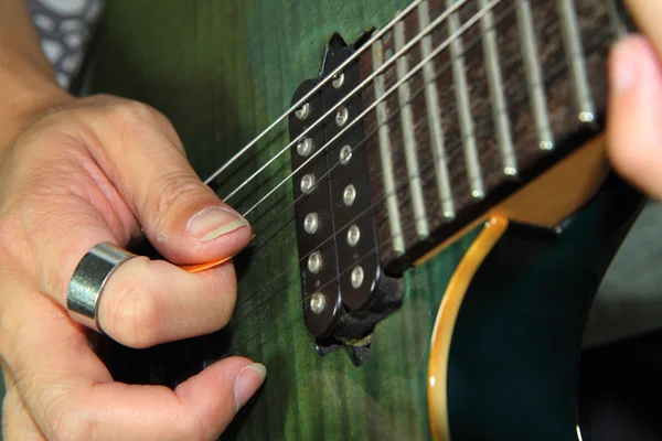 Tocando guitarra eléctrica —  Fotos de Stock