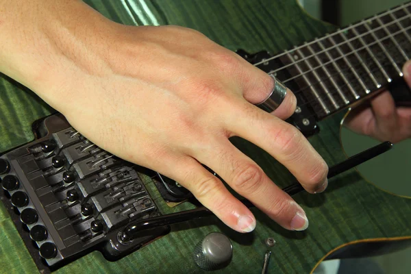 Tocando el floydrose de la guitarra eléctrica —  Fotos de Stock