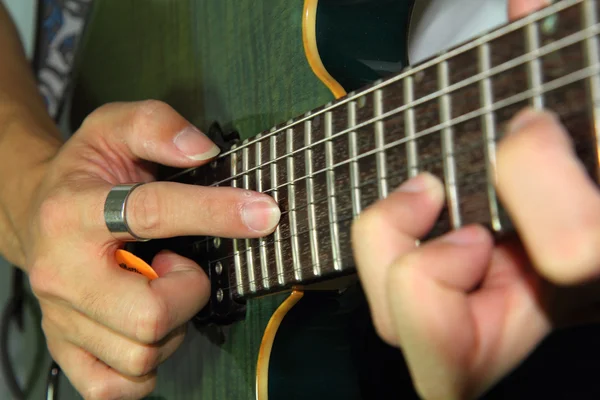 Tocar la guitarra eléctrica con técnica de grabación —  Fotos de Stock