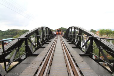 Kwai Nehri, Kanchanaburi, Tayland köprüde tren