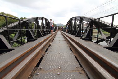 Kimliği belirsiz seyahat tren köprüsü üzerinde yürüme