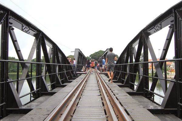 Neznámý cestovatel na železniční most — Stock fotografie