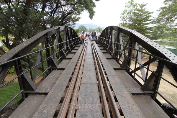 Viaggiatore non identificato che cammina sul ponte del treno — Foto Stock