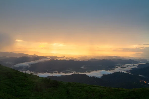 Uitzicht vanaf de hoge berg in de regen komt — Stockfoto