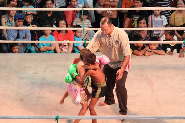 Oidentifierade thailändska barnens ursprungliga boxning Visa i salen i köpcentrum — Stockfoto