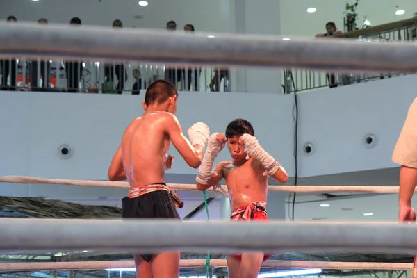 Show de boxe original tailandês não identificado no hall do shopping — Fotografia de Stock