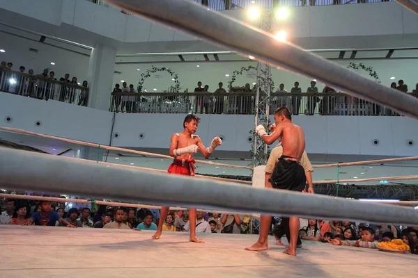 Spectacle de boxe thaïlandais original non identifié dans le hall du centre commercial — Photo