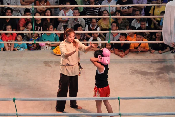 Árbitro de boxe tailandês não identificado conta até uma garota de boxe — Fotografia de Stock