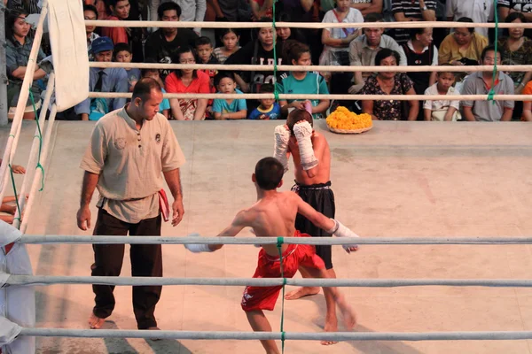 Originale spettacolo di boxe tailandese non identificato nella hall del centro commerciale — Foto Stock