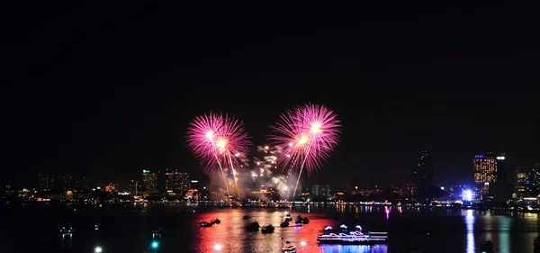 Fogos de artifício no mar — Fotografia de Stock