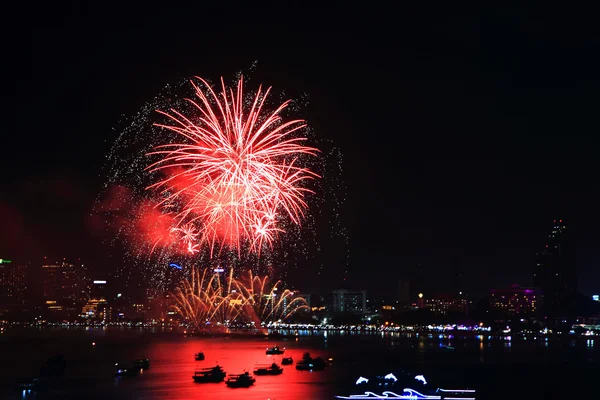 Fogos de artifício no mar — Fotografia de Stock