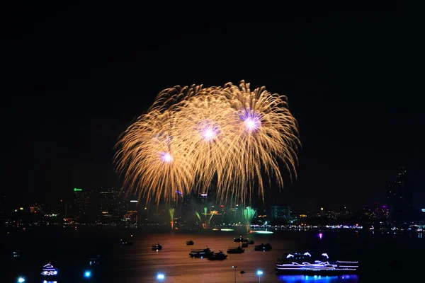 Fogos de artifício no mar — Fotografia de Stock