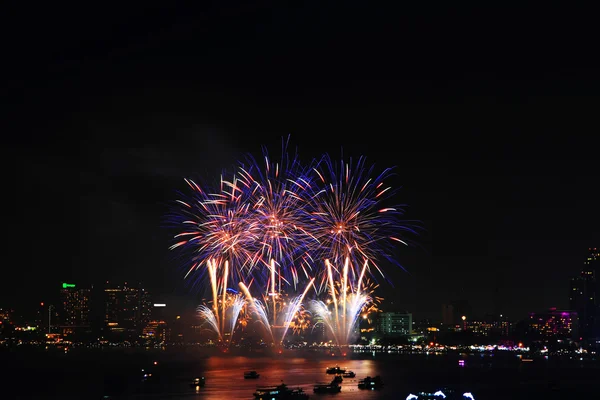 Deniz kenarındaki havai fişek