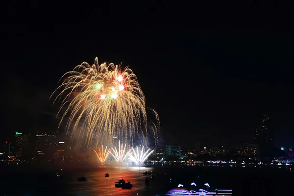 Fogos de artifício no mar na baía de Pattaya — Fotografia de Stock