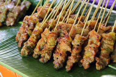 muz yaprak üzerinde ızgara domuz