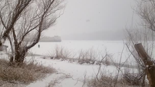 Nieve en el río congelado — Vídeo de stock