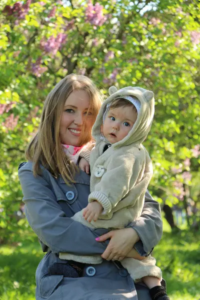 Anne ve oğlu parkta.