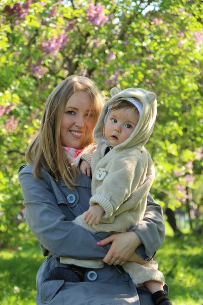  Anne ve oğlu parkta.