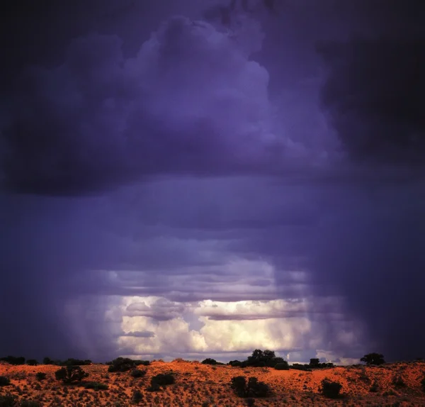 Dark clouds promise rain. — Stock Photo, Image