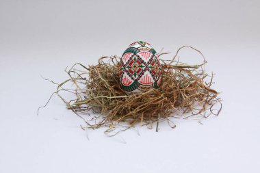 Geleneksel el yapımı Paskalya yumurtaları samanların üzerinde klasik süsleme. Romanya 'nın Bucovina kentinde elde balmumu boyama tekniğinde mevsimlik motif Moldova ve Doğu Avrupa' da Paskalya yumurtaları süslemek için kullanıldı.