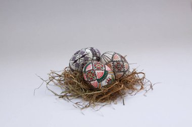 Geleneksel el yapımı Paskalya yumurtaları samanların üzerinde klasik süsleme. Romanya 'nın Bucovina kentinde elde balmumu boyama tekniğinde mevsimlik motif Moldova ve Doğu Avrupa' da Paskalya yumurtaları süslemek için kullanıldı.