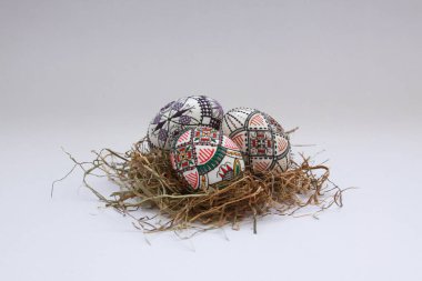 Geleneksel el yapımı Paskalya yumurtaları samanların üzerinde klasik süsleme. Romanya 'nın Bucovina kentinde elde balmumu boyama tekniğinde mevsimlik motif Moldova ve Doğu Avrupa' da Paskalya yumurtaları süslemek için kullanıldı.