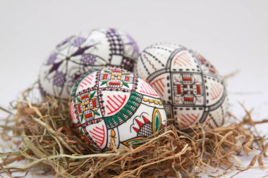 Geleneksel el yapımı Paskalya yumurtaları samanların üzerinde klasik süsleme. Romanya 'nın Bucovina kentinde elde balmumu boyama tekniğinde mevsimlik motif Moldova ve Doğu Avrupa' da Paskalya yumurtaları süslemek için kullanıldı.