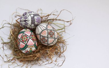 Geleneksel el yapımı Paskalya yumurtaları samanların üzerinde klasik süsleme. Romanya 'nın Bucovina kentinde elde balmumu boyama tekniğinde mevsimlik motif Moldova ve Doğu Avrupa' da Paskalya yumurtaları süslemek için kullanıldı.