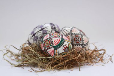Geleneksel el yapımı Paskalya yumurtaları samanların üzerinde klasik süsleme. Romanya 'nın Bucovina kentinde elde balmumu boyama tekniğinde mevsimlik motif Moldova ve Doğu Avrupa' da Paskalya yumurtaları süslemek için kullanıldı.