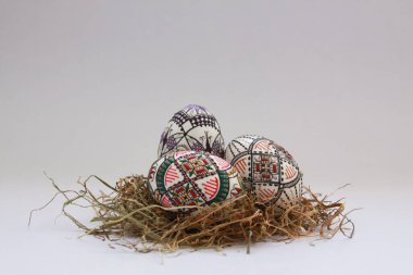 Geleneksel el yapımı Paskalya yumurtaları samanların üzerinde klasik süsleme. Romanya 'nın Bucovina kentinde elde balmumu boyama tekniğinde mevsimlik motif Moldova ve Doğu Avrupa' da Paskalya yumurtaları süslemek için kullanıldı.