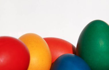 Tatil hazırlığı için ahşap sepet süslemesine boyanmış renkli Paskalya yumurtaları. Tavuk veya ördek yumurtası boyamak tüm dünyada Paskalyayı kutlamak için yapılan bir Hıristiyan geleneğidir..